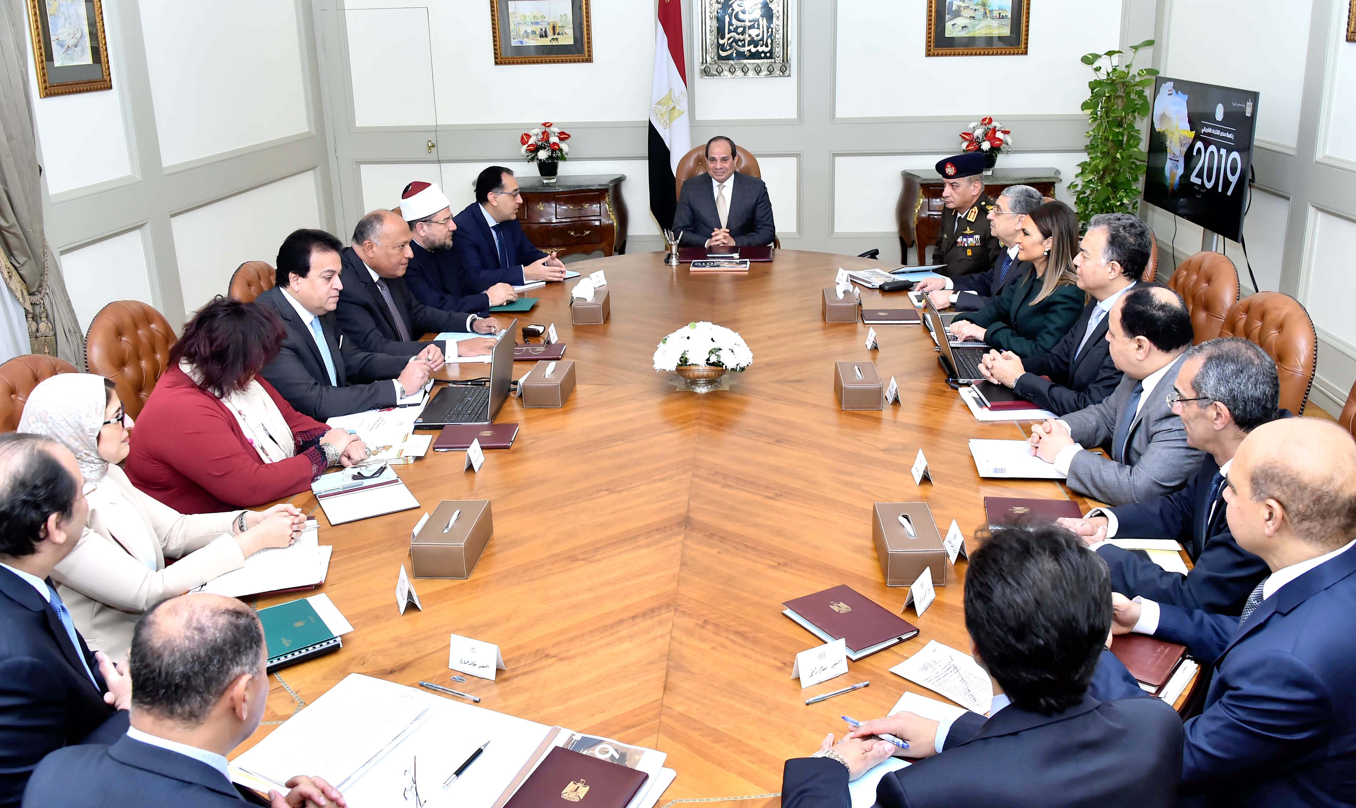 السيد الرئيس يجتمع مع السيد رئيس مجلس الوزراء وعدد من السادة الوزراء والمسئولين