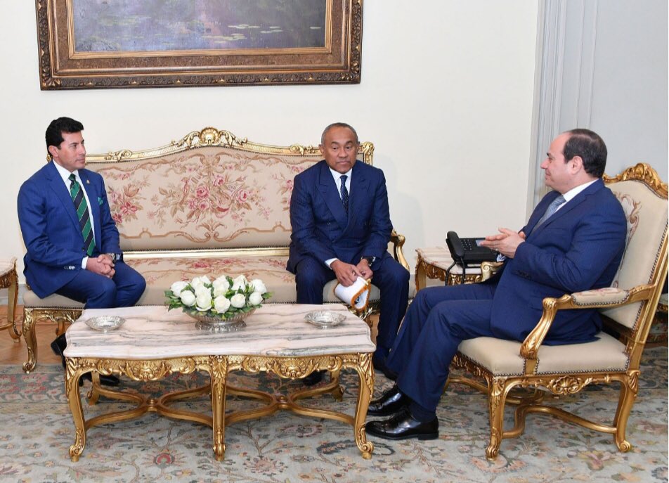 الرئيس السيسي مع رئيس الكاف ووزير الشباب والرياضة