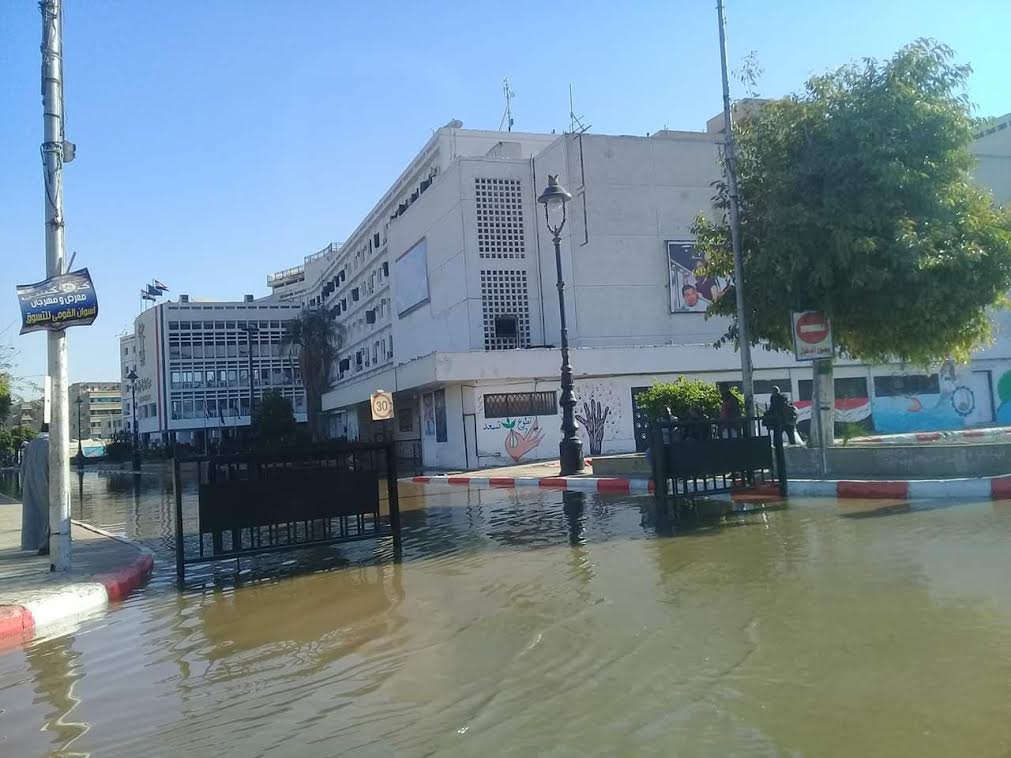 غرق ميدان المحطة وديوان محافظة أسوان  (1)