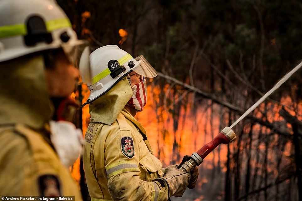 رجال الإطفاء يواجهون النيران فى غابات أستراليا  (3)