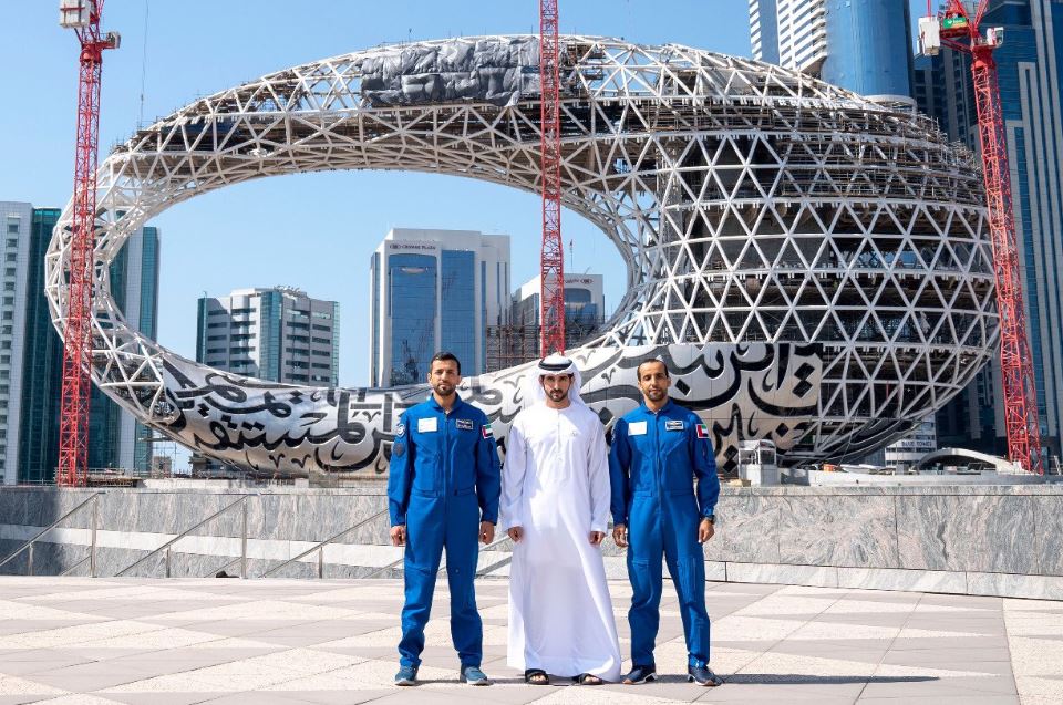 ولى عهد دبى يلتقى أول رائدى فضاء فى الإمارات (2)