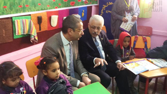 وزير التعليم يشارك اطفال الحضانه بالجلوس داخل قاعه التدريس (3)