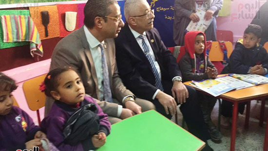 وزير التعليم يشارك اطفال الحضانه بالجلوس داخل قاعه التدريس (1)