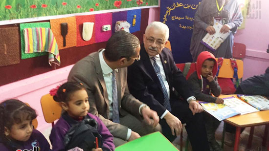 وزير التعليم يشارك اطفال الحضانه بالجلوس داخل قاعه التدريس (5)