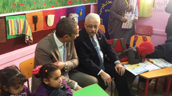 وزير التعليم يشارك اطفال الحضانه بالجلوس داخل قاعه التدريس (2)