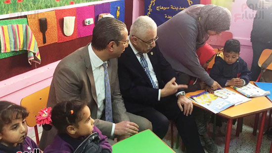 وزير التعليم يشارك اطفال الحضانه بالجلوس داخل قاعه التدريس (6)
