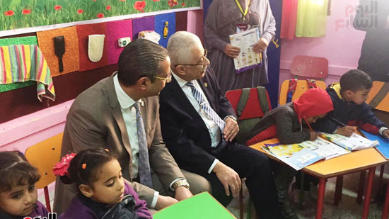 وزير التعليم يشارك اطفال الحضانه بالجلوس داخل قاعه التدريس (4)