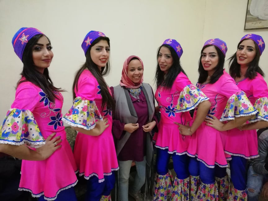 محررة اليوم السابع مع راقصات فرقة بورسعيد