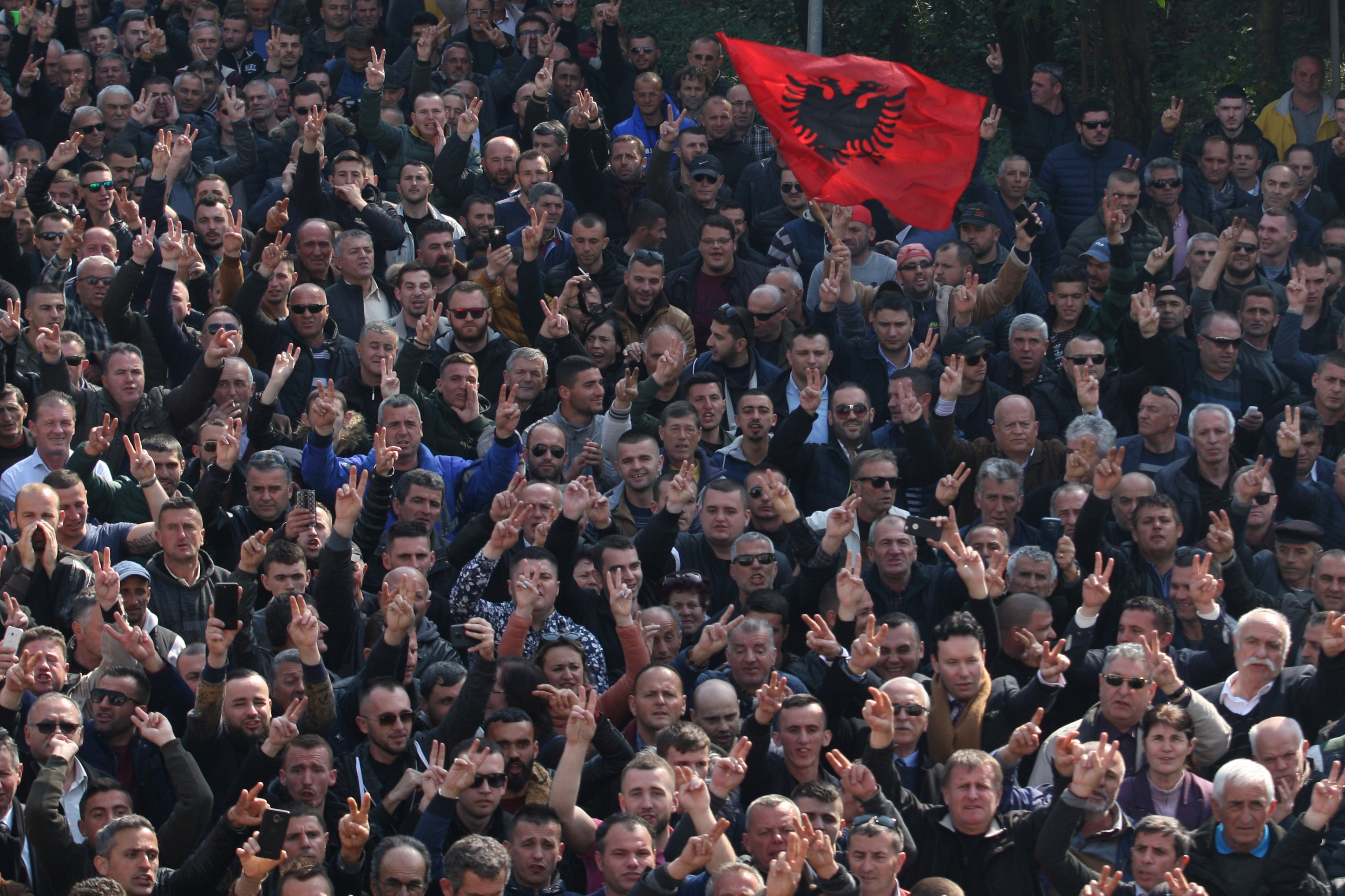 آلاف المحتجين يحاصرون مبنى البرلمان الألبانى (1)