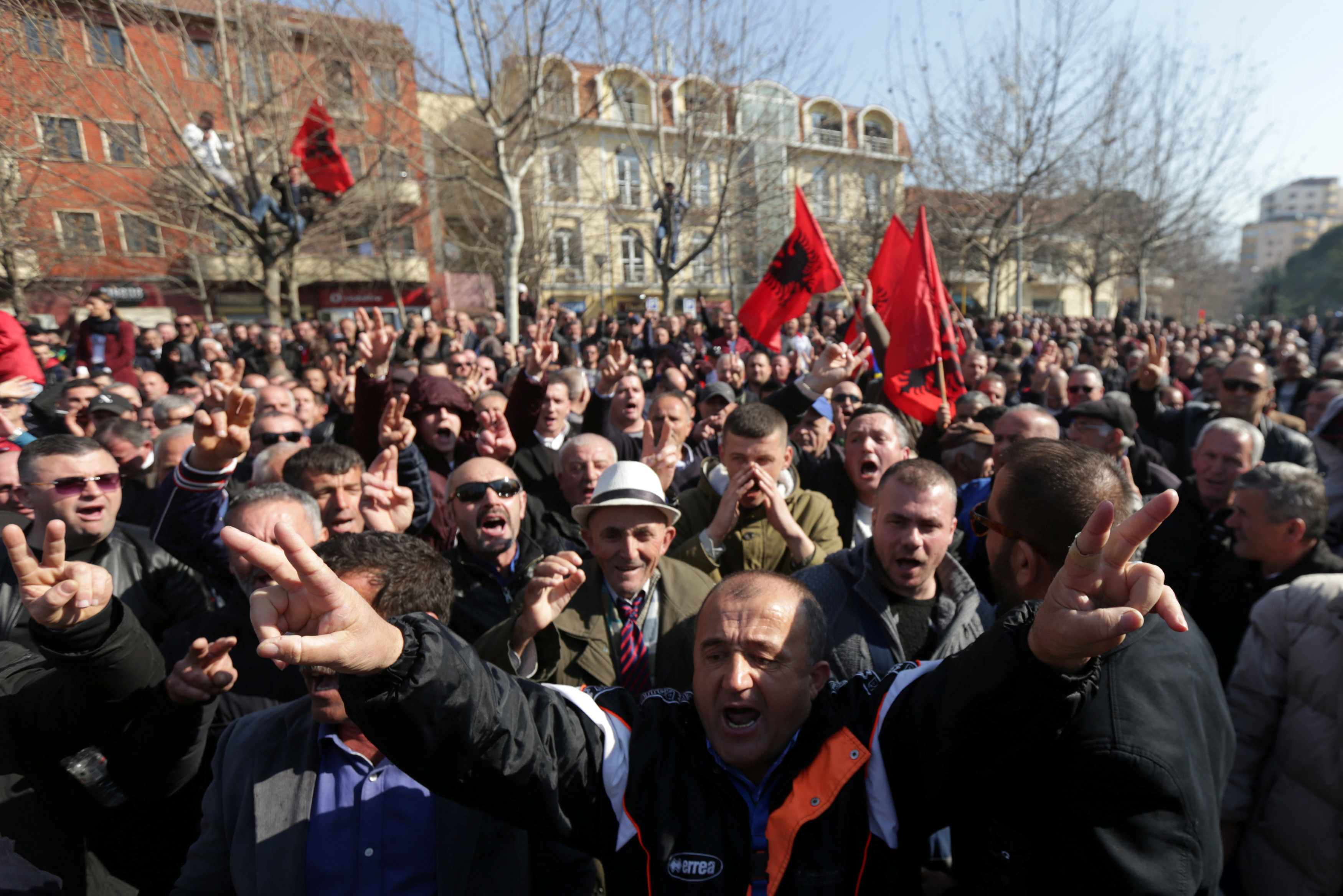 آلاف المحتجين يحاصرون مبنى البرلمان الألبانى (3)