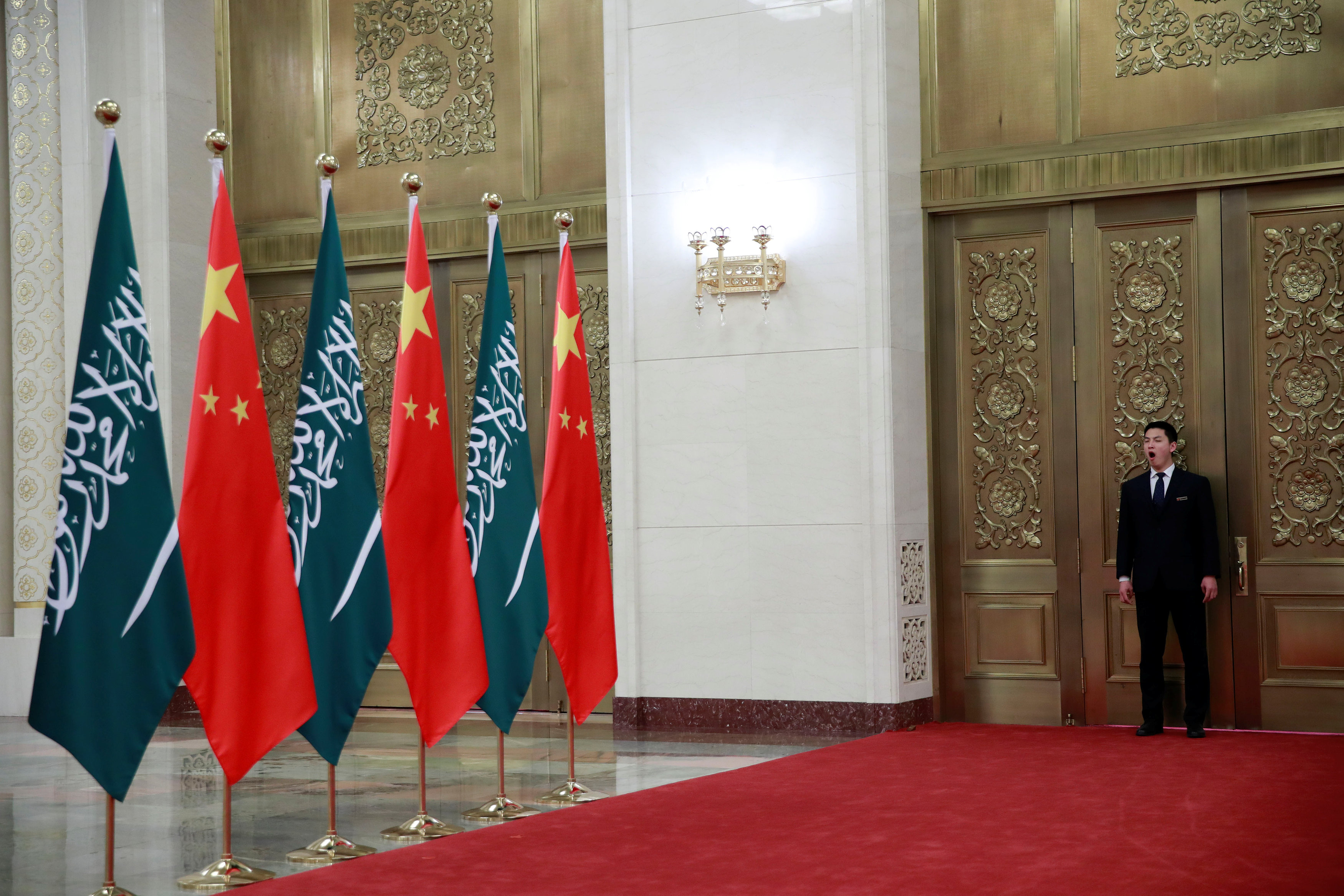 أعلام الصين والسعودية خارج غرفة الاجتماعات