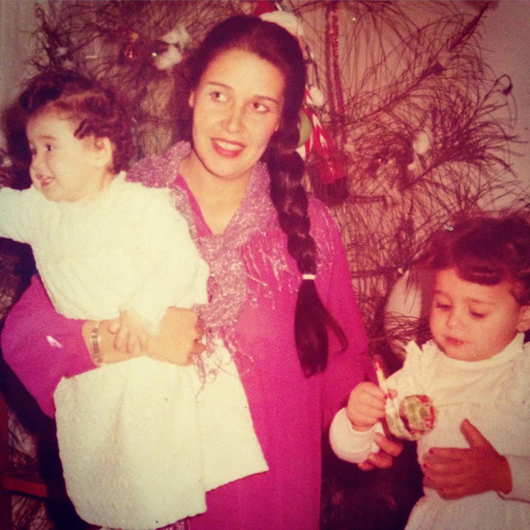 صورة نادرة لهنا وحلا مع والدتهن خلال فترة الطفولة