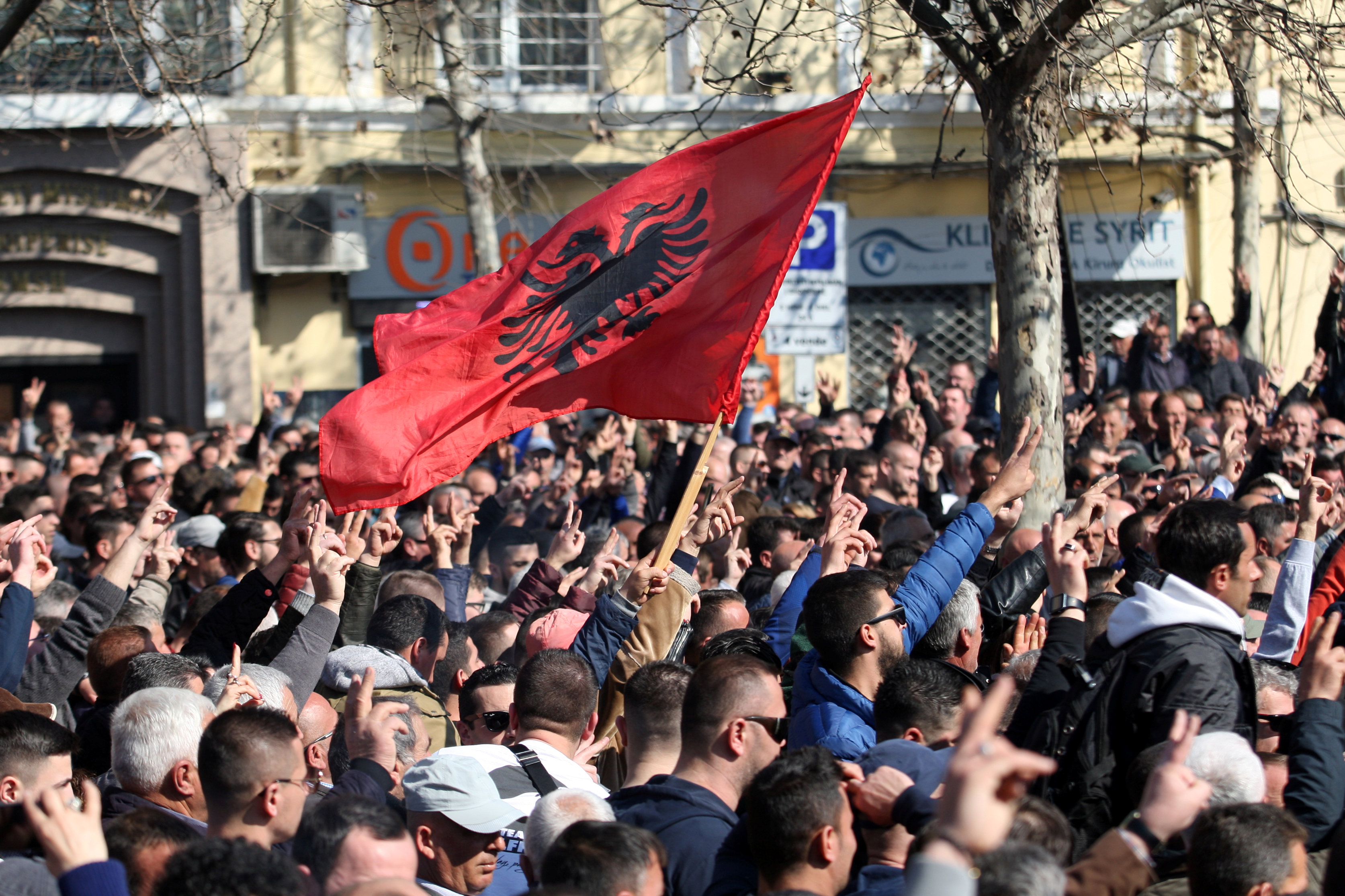 آلاف المحتجين يحاصرون مبنى البرلمان الألبانى (2)