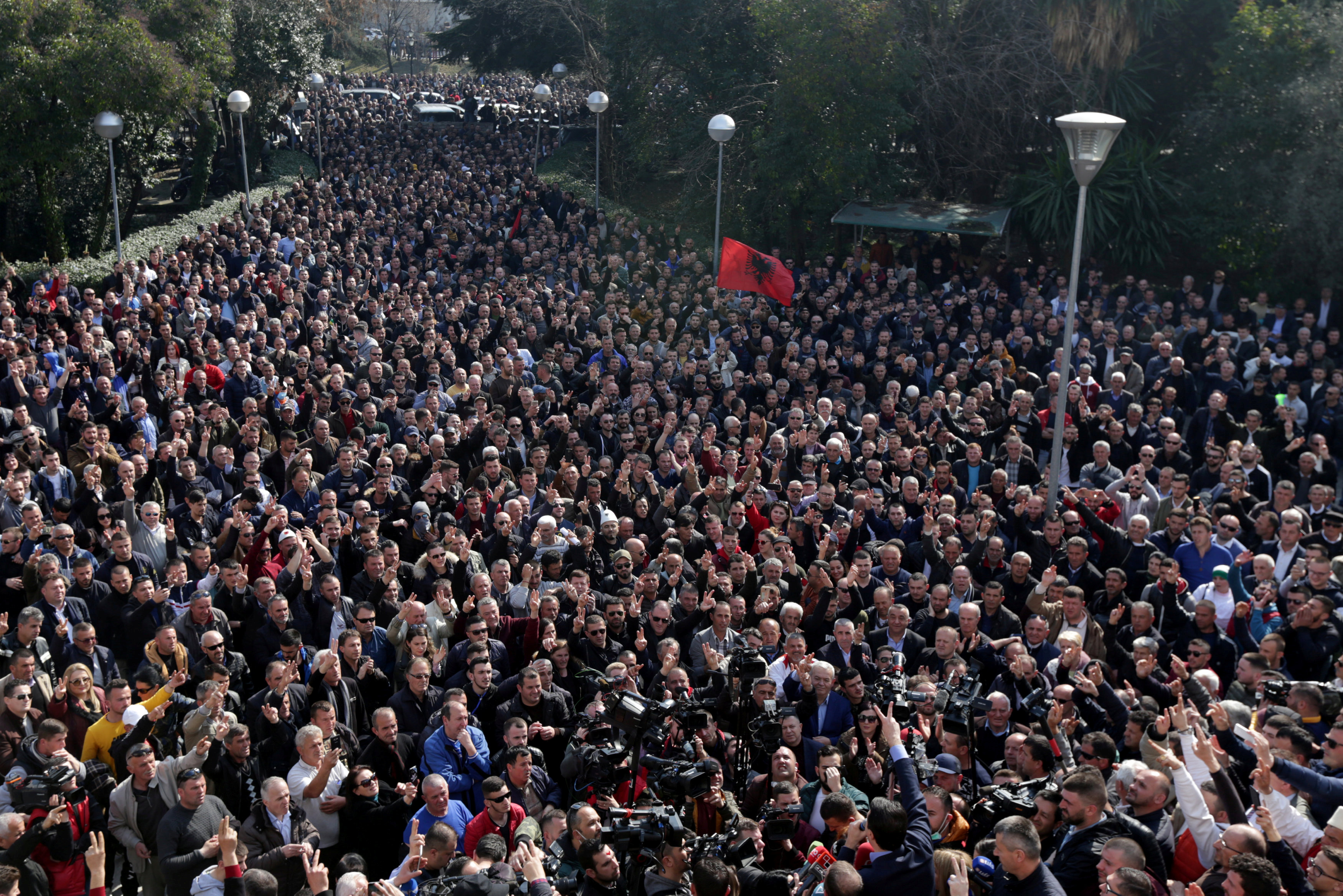 آلاف المحتجين يحاصرون مبنى البرلمان الألبانى (4)