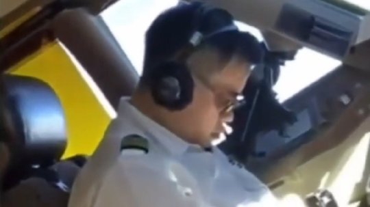 الطيار أثناء نومه