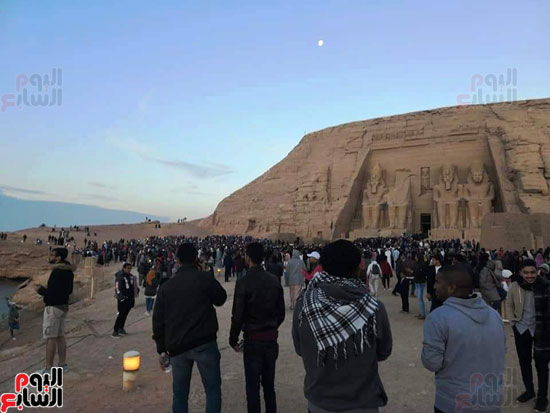 الآلاف-أمام-معبد-أبوسمبل