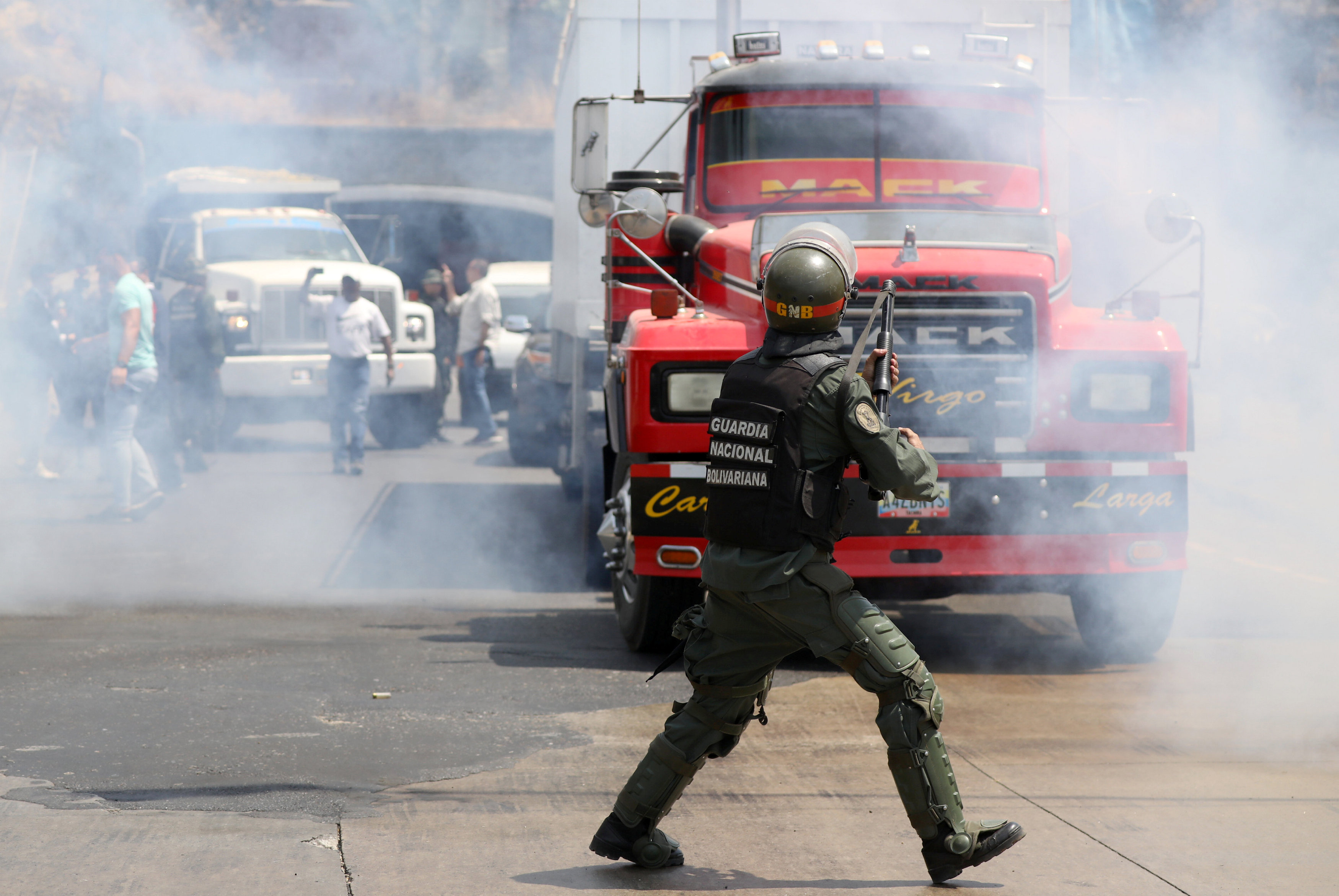 جانب من المناوشات مع قوات الجيش فى فنزويلا (5)