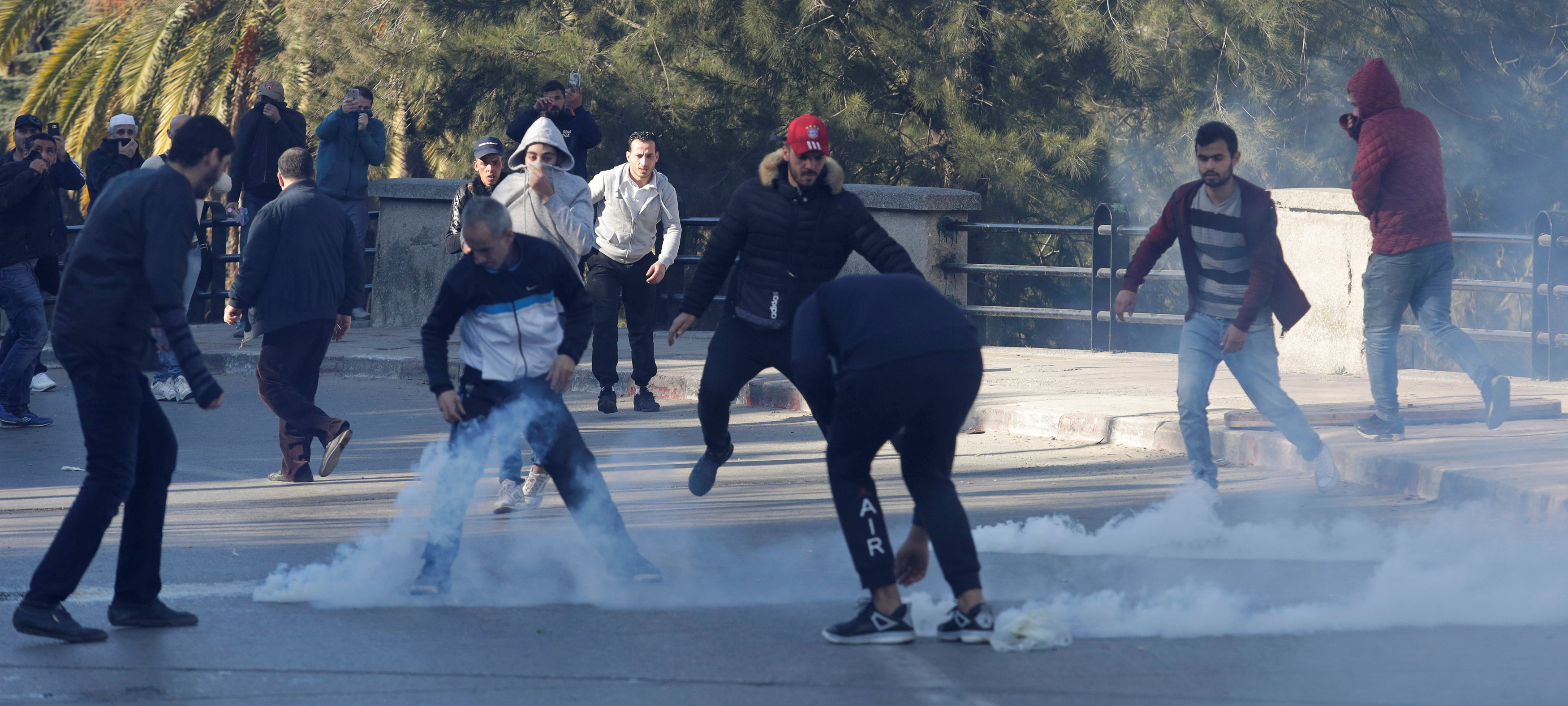 صدامات بين الشرطة ومتظاهرين يحتجون على ترشح بوتفليقة (7)