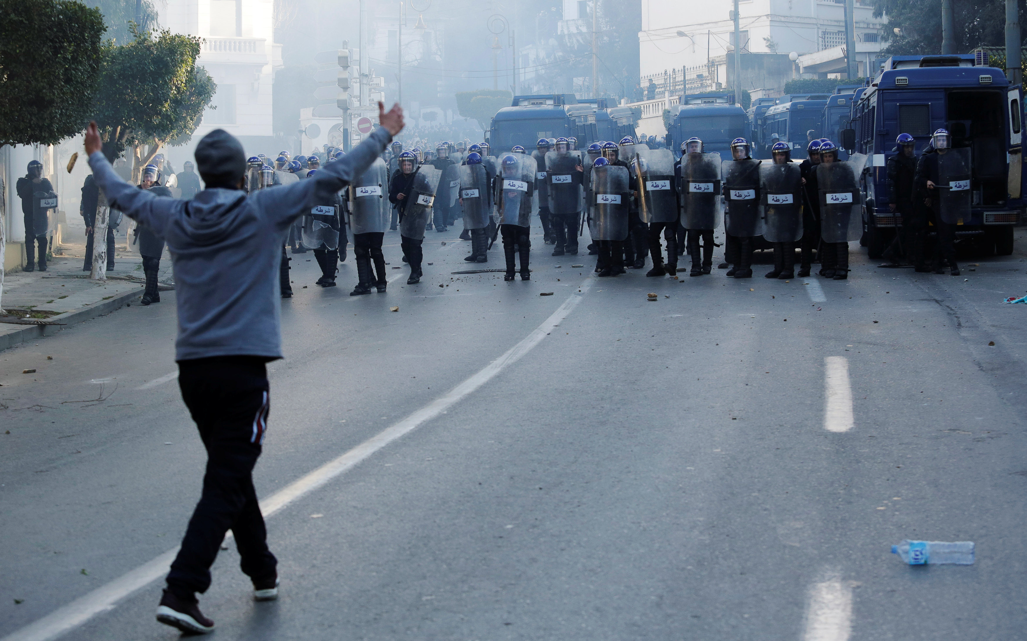 صدامات بين الشرطة ومتظاهرين يحتجون على ترشح بوتفليقة (2)