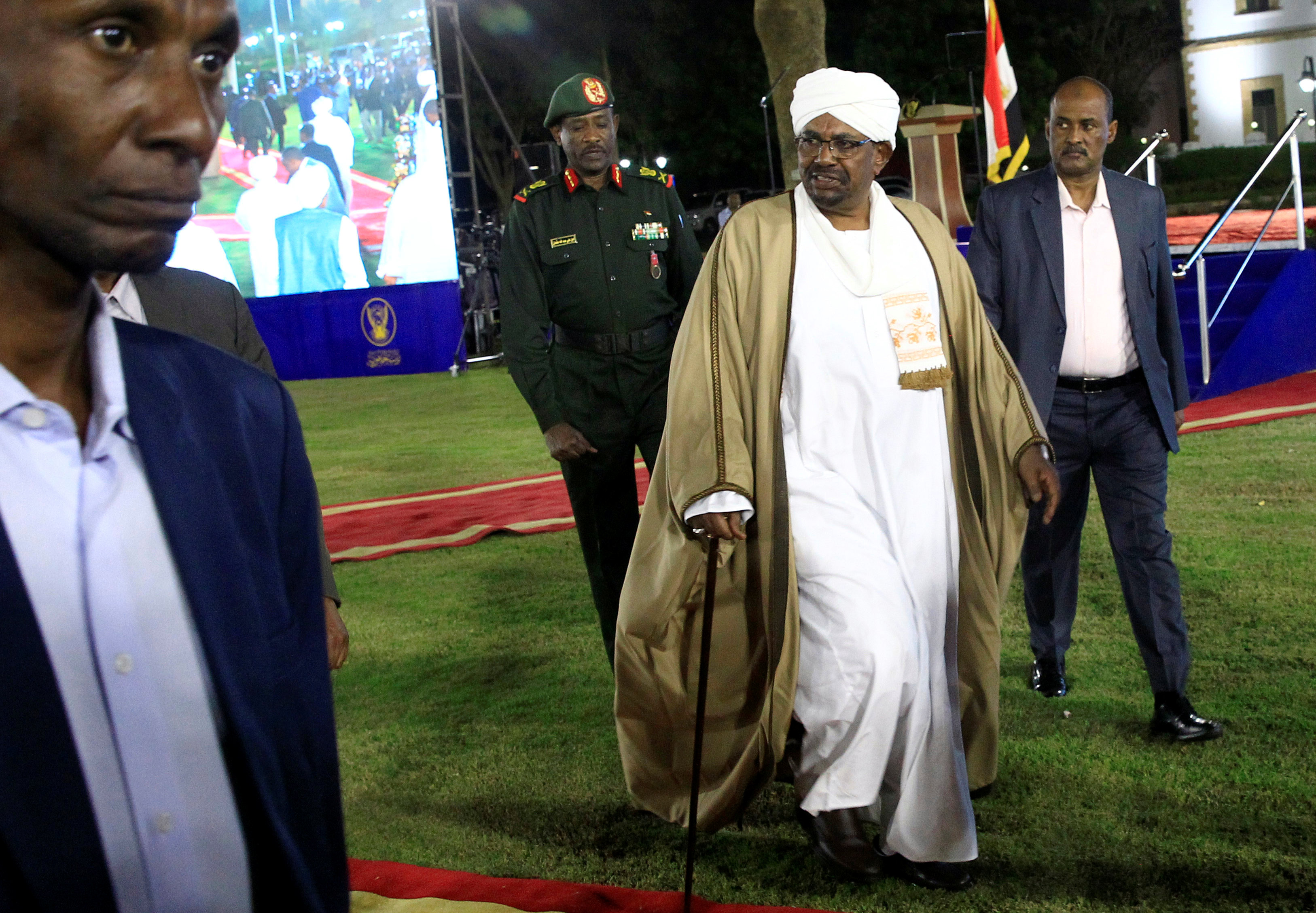 الرئيس السودانى عمر البشير خلال خطاب له بالخرطوم (5)