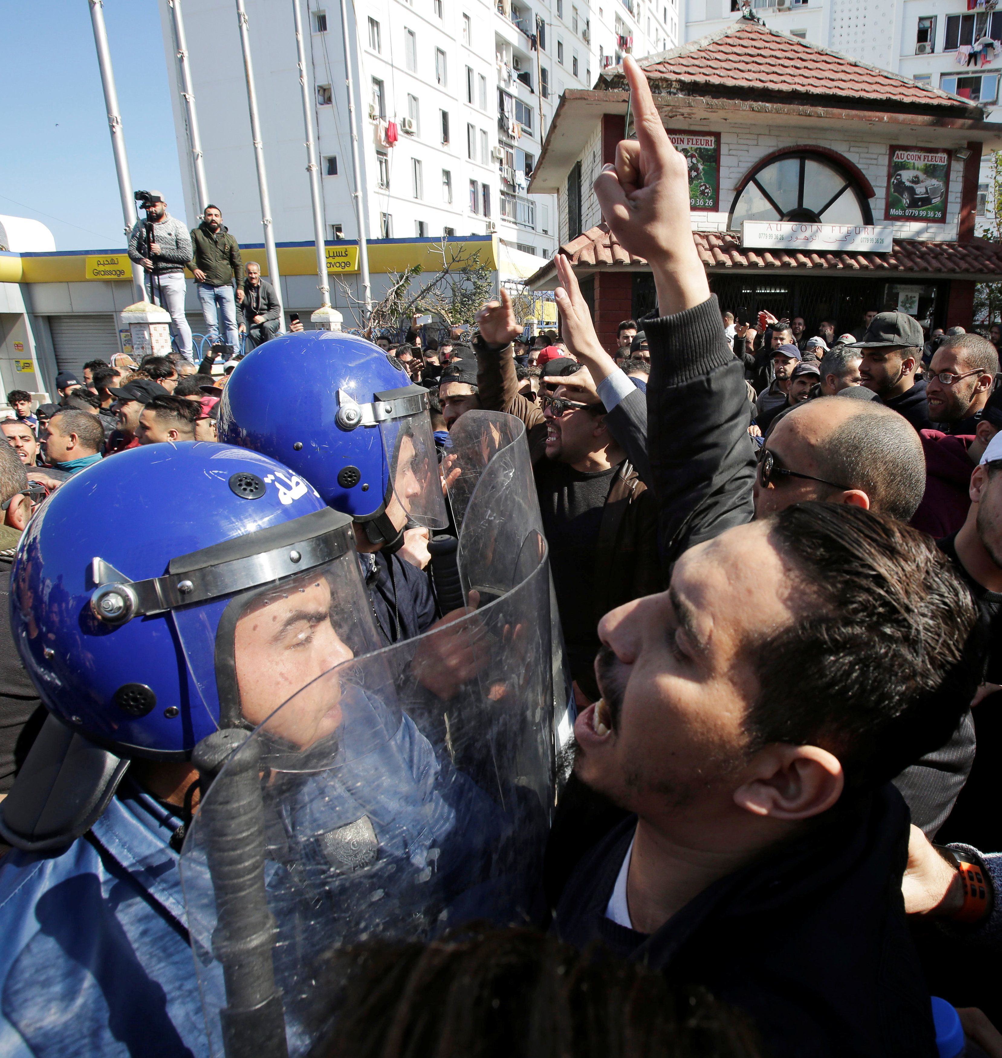 صدامات بين الشرطة ومتظاهرين يحتجون على ترشح بوتفليقة (6)