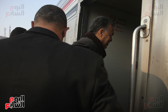 هشام عرفات وزير النقل يستقل قطار الصعيد من محطة الجيزة (27)