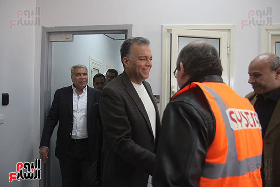 هشام عرفات وزير النقل يستقل قطار الصعيد من محطة الجيزة (25)