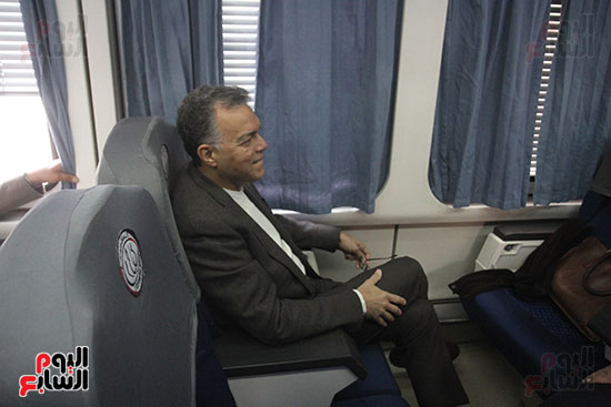 هشام عرفات وزير النقل يستقل قطار الصعيد من محطة الجيزة (30)