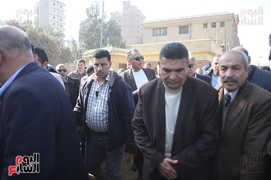 هشام عرفات وزير النقل يستقل قطار الصعيد من محطة الجيزة (16)