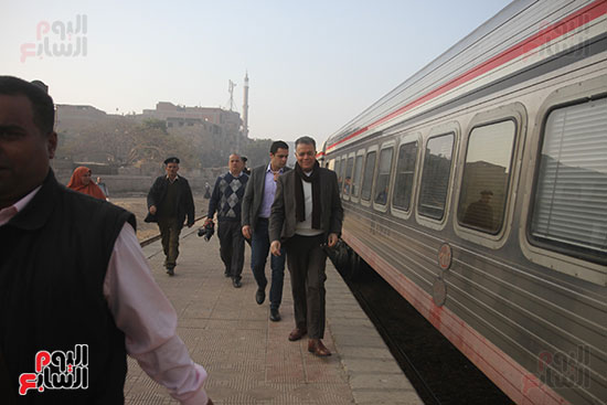 هشام عرفات وزير النقل يستقل قطار الصعيد من محطة الجيزة (26)