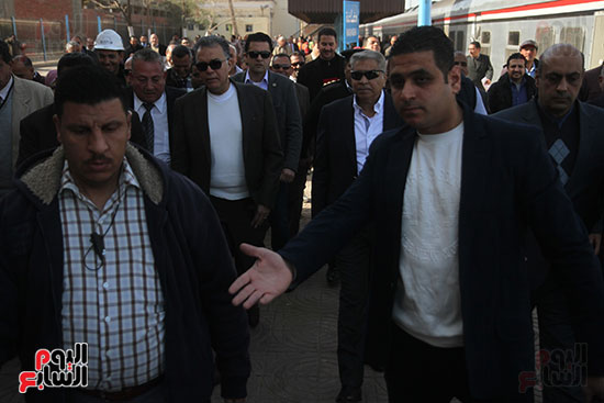 هشام عرفات وزير النقل يستقل قطار الصعيد من محطة الجيزة (9)