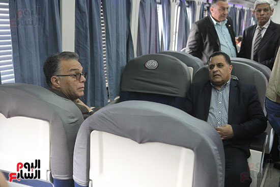 هشام عرفات وزير النقل يستقل قطار الصعيد من محطة الجيزة (29)