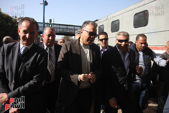 هشام عرفات وزير النقل يستقل قطار الصعيد من محطة الجيزة (3)