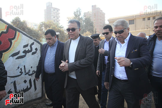 هشام عرفات وزير النقل يستقل قطار الصعيد من محطة الجيزة (17)