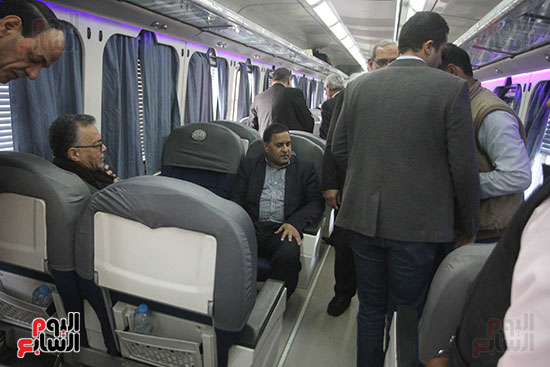 هشام عرفات وزير النقل يستقل قطار الصعيد من محطة الجيزة (28)
