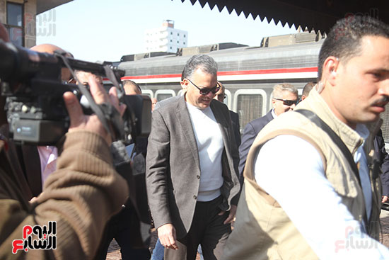 هشام عرفات وزير النقل يستقل قطار الصعيد من محطة الجيزة (8)