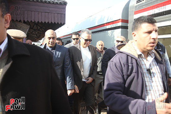هشام عرفات وزير النقل يستقل قطار الصعيد من محطة الجيزة (5)