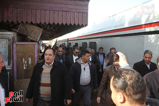 هشام عرفات وزير النقل يستقل قطار الصعيد من محطة الجيزة (4)