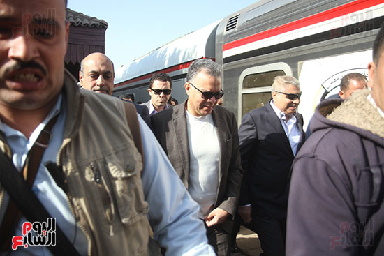 هشام عرفات وزير النقل يستقل قطار الصعيد من محطة الجيزة (6)