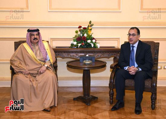 رئيس الوزراء يستقبل ملك البحرين للمشاركة فى القمة العربية الأوروبية (4)