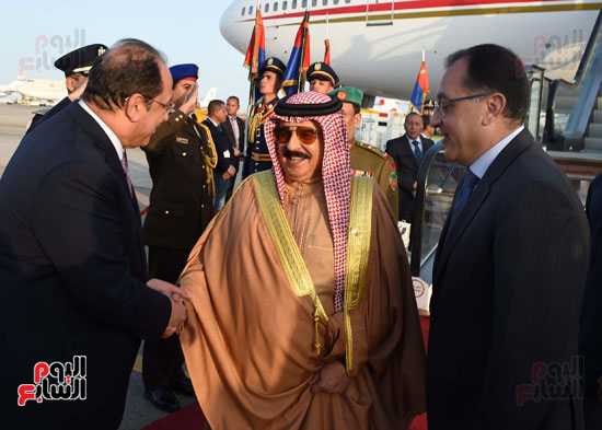 رئيس الوزراء يستقبل ملك البحرين للمشاركة فى القمة العربية الأوروبية (2)