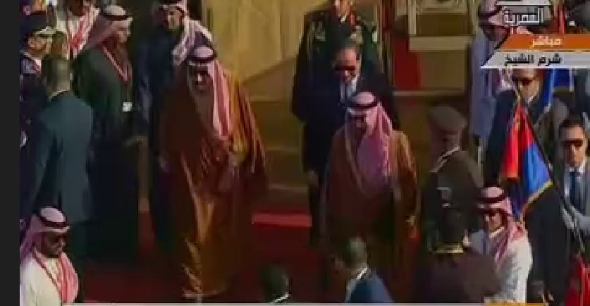 السيسي يستقبل الملك سلمان بمطار شرم الشيخ (2)