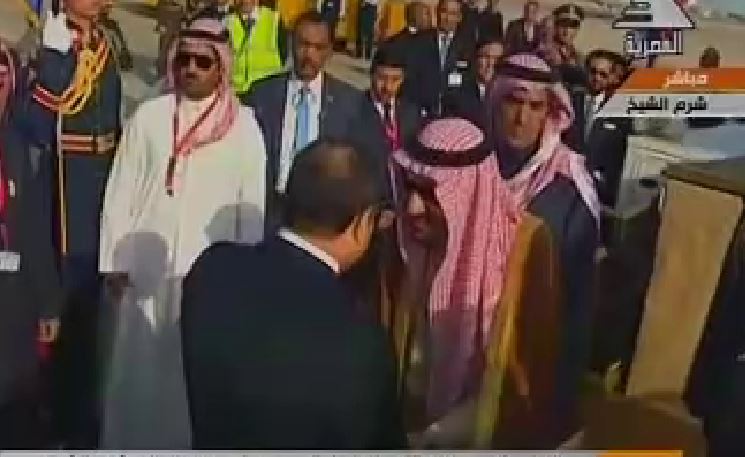 السيسي يستقبل الملك سلمان بمطار شرم الشيخ (1)