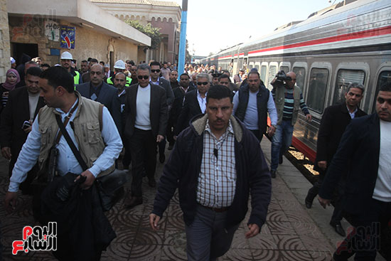 هشام عرفات وزير النقل يستقل قطار الصعيد من محطة الجيزة (7)