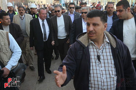 هشام عرفات وزير النقل يستقل قطار الصعيد من محطة الجيزة (10)