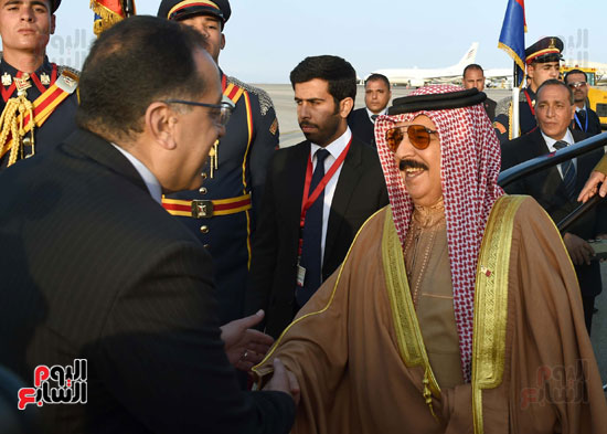 رئيس الوزراء يستقبل ملك البحرين للمشاركة فى القمة العربية الأوروبية (1)