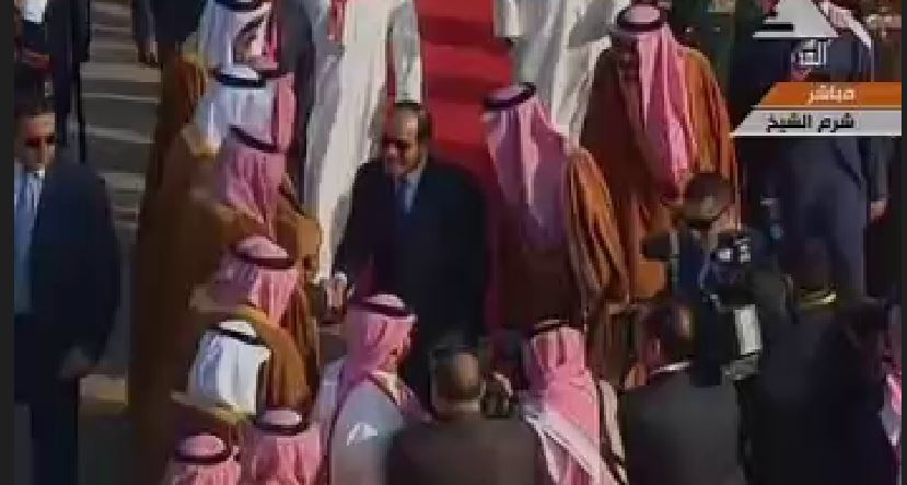 السيسي يستقبل الملك سلمان بمطار شرم الشيخ (3)