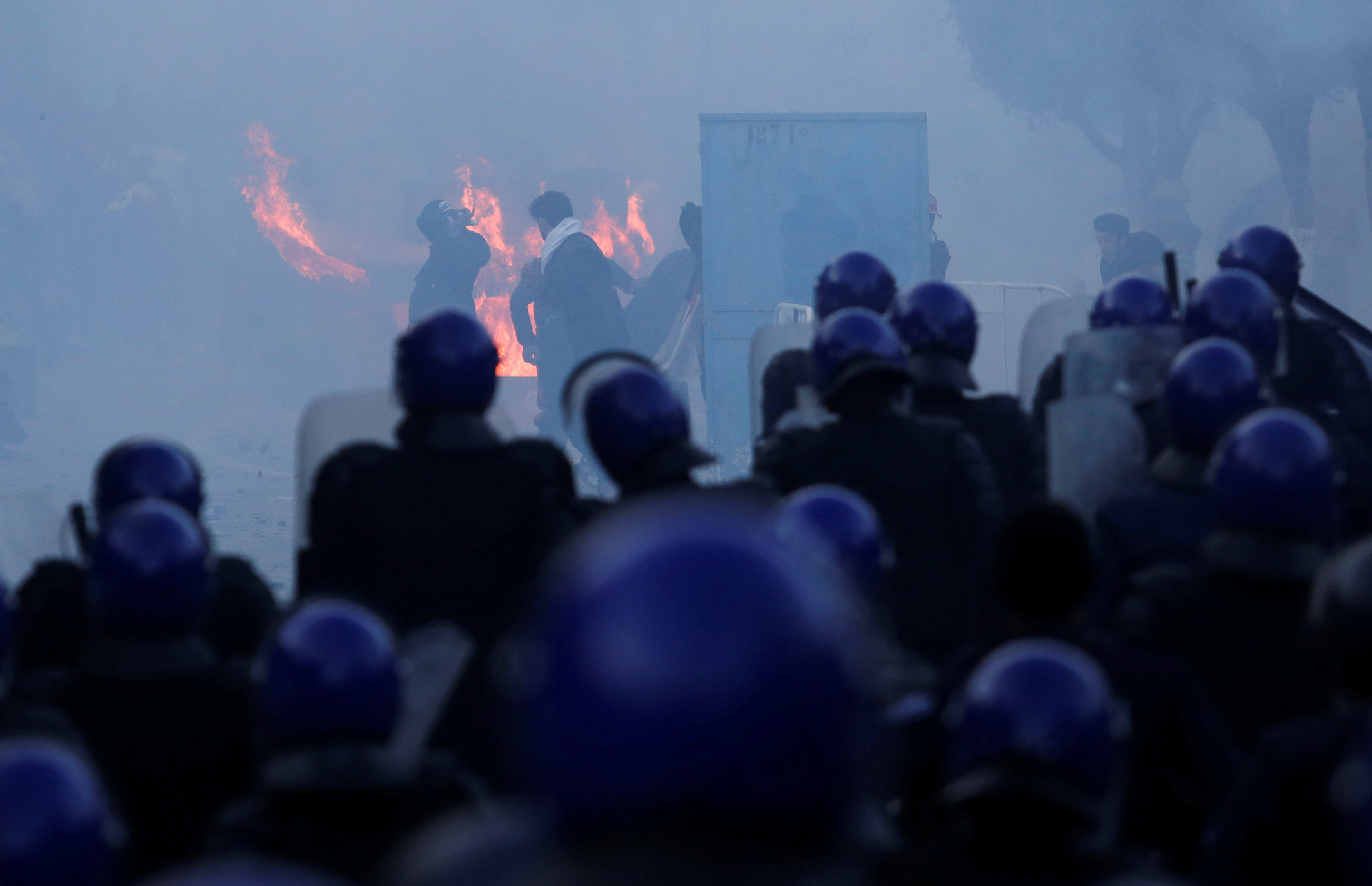 صدامات بين الشرطة ومتظاهرين يحتجون على ترشح بوتفليقة (1)