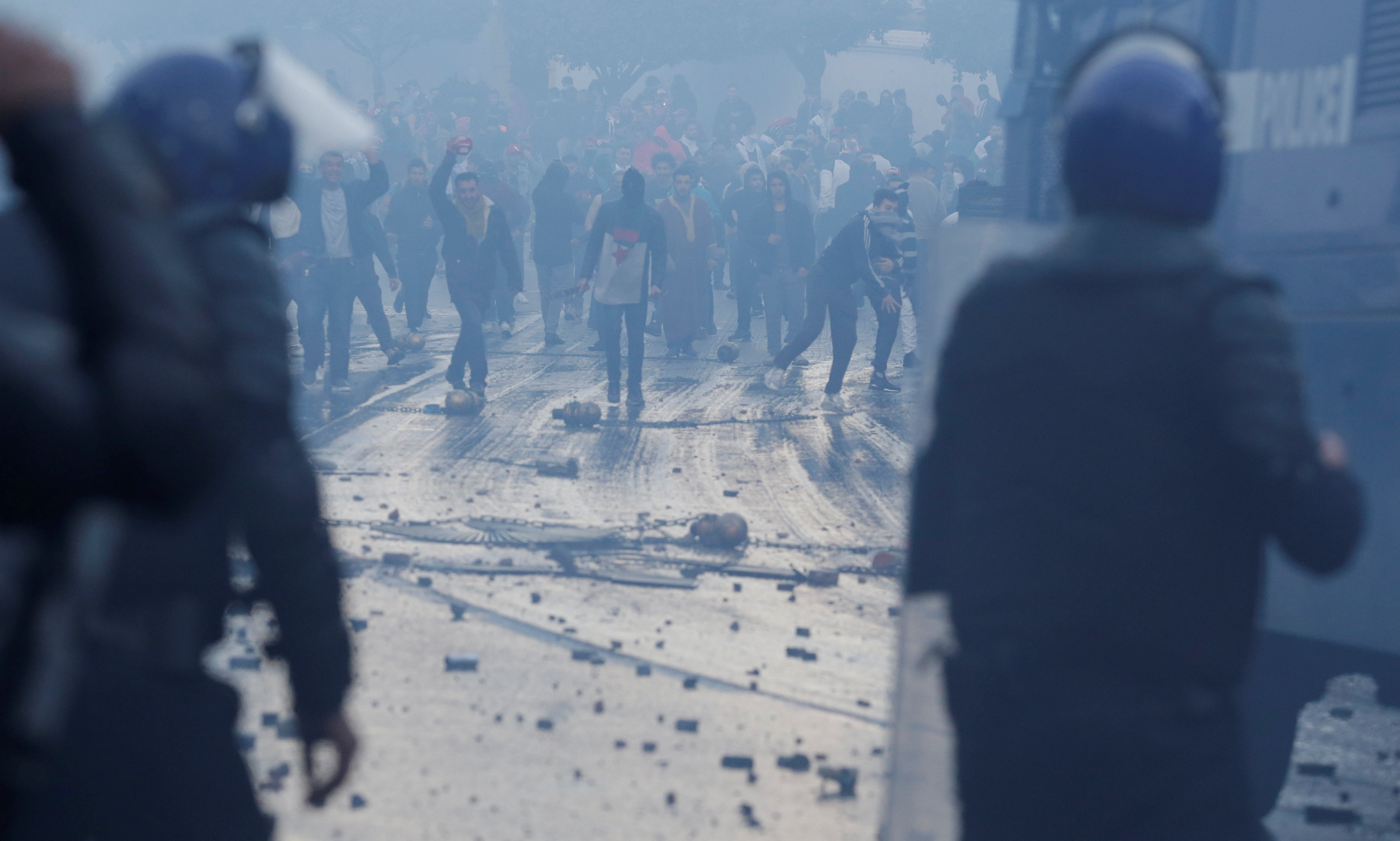 صدامات بين الشرطة ومتظاهرين يحتجون على ترشح بوتفليقة (3)