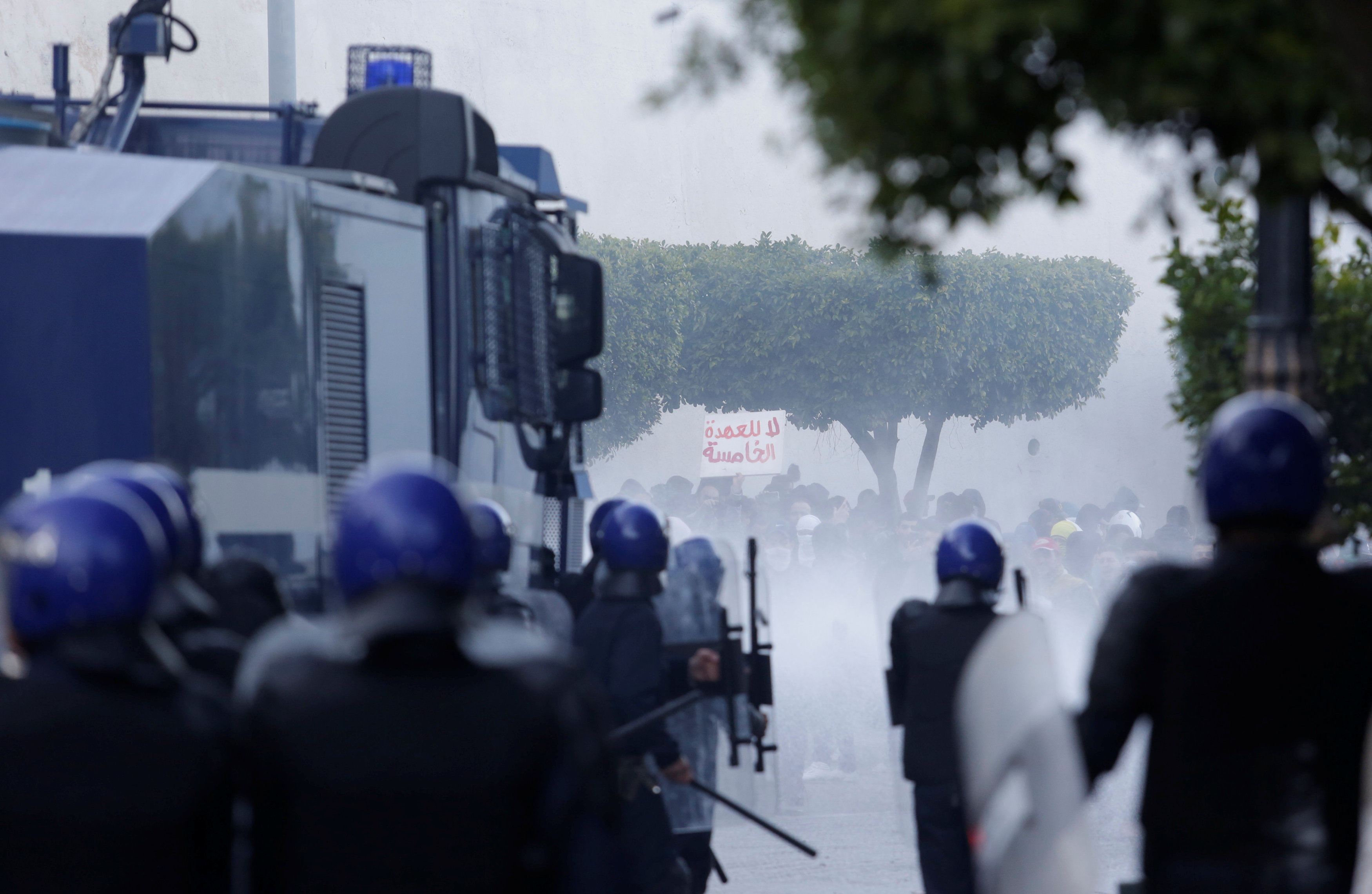 صدامات بين الشرطة ومتظاهرين يحتجون على ترشح بوتفليقة (9)